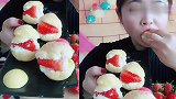 小可爱妹子直播吃草莓泡芙，一口下去超满足，是我向往的生活