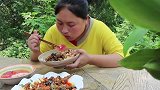 胖妹嘴馋搞新花样，为了火居然吃上了这个，吃相真是辣眼睛