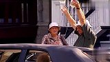 街头恶搞路人：老头的命运就掌握在路人手里，路人吓得不敢动