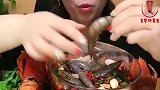 大姐自己腌制的新鲜大虾，看着很入味了，吸一口那叫一个爽