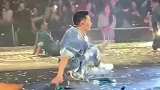 57岁的刘德华演唱会上跳舞累的坐地上了，岁月不饶人啊！