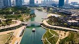 杨幂新剧官宣杀青，穿白大褂与小演员合影，两人皮肤一样白皙紧致