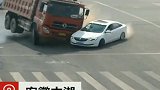 渣土车紧急避让轿车侧翻，轿车司机“神操作”绝地求生