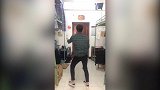两投不中+胯下换手扣篮摔倒 你也有这样的沙雕室友吗？