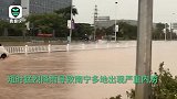 南宁暴雨袭城引发市区多处内涝 市民蹚水出行