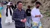 路过的大老板，实在是看不下去了，私掏腰包出让他们挪车