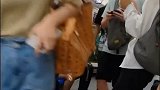 女子地铁车厢内咆哮，吓跑一票乘客！气场十足！