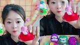 可爱美女直播吃嘴唇糖，一口下去超过瘾，向往的生活