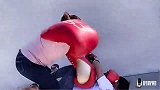 男主用拳击手套打金毛，女主看不下去了，帮金毛报仇，男主被打惨
