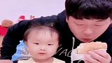 爸爸套路宝宝，结果被宝宝识破，说了这话真逗！