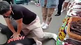 医生跪地救人不停按压，眼镜掉下来，也没敢停止按压！