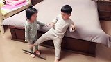 家有可爱两萌宝，妹妹一拿棍子哥哥立马认怂