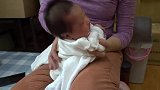 专业月嫂示范如何给新生儿拍嗝，让宝宝舒舒服服不胀气不吐奶！