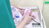 刚出生5分钟的宝宝哈欠连连，难道在妈妈肚子里十个月还没睡饱吗