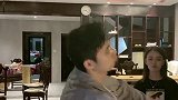 小伙生气了，把水往自己身上倒，这是怎么回事？