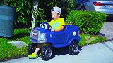 小男孩把玩具车送到爸爸的魔法修车店（挖掘机，充气汽车和警车）