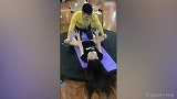 这私教有职业素养？你女朋友被这样拉伸能忍？