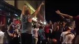 欧洲杯-16年-英格兰球迷在马赛街头齐唱《上帝拯救女王》-新闻