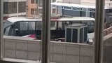 遂宁一大巴车出现在四楼阳台，网友：怎么开上去的？