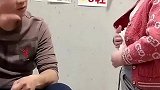 爸爸是无声修脚师，女儿成为爸爸和顾客的翻译官