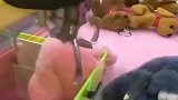 这娃娃机成精了，接下来的一幕好嗨哦！看完不许笑