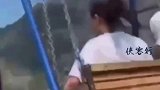 近日 国外两女子玩两千米秋千时，绳索突然断裂，被甩下悬崖。危险 惊险 荡秋千 社会百态
