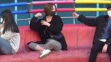 妹子，带个口罩是怕别人认出来吗，确实有点尴尬