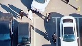 女子在停车场人肉占车位遇狠人，对方瞄准时机抢先入位！