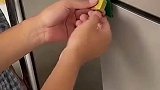 为防止孩子偷吃雪糕，爸爸给冰箱加了把锁