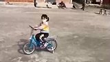 女儿骑自行车秀神操作，爸爸百思不得其解