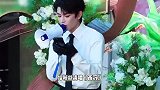 丁禹兮给粉丝清唱《西沉》，模仿金宣虎wink笑，主打有求必应超宠粉