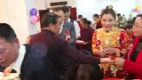 广东一大户人家办喜宴，漂亮的新娘待客好有礼貌，酒量也是杠杠的