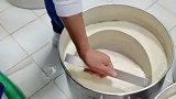 小伙做豆腐脑就是一个学徒，操作全听指挥！