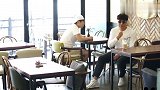 国外恶搞，妹子发现男子目不转睛盯着自己，原来“爱慕者”是盲人