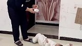 自己心里很清楚，她妈都发火了还不吃药，那么后果会很严重滴！