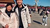 癌症妈妈在天安门合影，无意中拍下人生轮回呢！