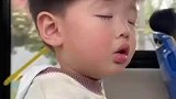 妈妈带儿子坐公交车，儿子在公交车上困的直点头