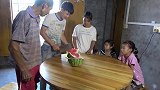 农村四哥：王四家今天吃西瓜，一大家人在一起吃，真热闹