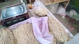 河南小夫妻穷游中国，中午蒸了一大锅面条，女儿上学事也尘埃落定