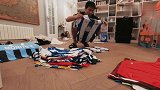 武磊回国Vlog：狂叠球衣收进行李箱 机场遇中国球迷送行