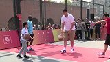 篮球-15年-姚明与耐克合作推动青少年篮球运动 与小球员亲密互动-新闻