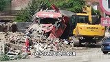 广西一大货车凌晨撞塌路边民房，致1死3伤，屋前挂有横幅提醒司机慢行