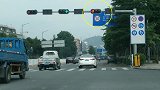 红灯亮时明明可以右转开车，为何被扣6分？交警：回去重新考