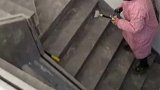 阿姨打扫卫生时，不料将楼梯的踏步线全剪了，打扫前没交代清楚吧