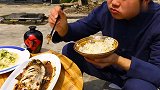 搬来小院的第一天，涛锅做了一道红烧鲫鱼，小两口边吃边聊真惬意