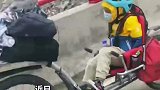爸爸带着儿子在独库公路上骑行