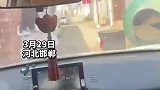 女司机过窄路徒手挪水缸。要是碰到交警挡道她该咋办？