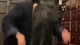道长盘头发转瞬即成，手法高超打造高颅顶和蓬松感