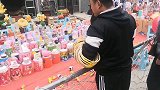 大哥玩套圈太猛了，豪掷千金，就为拿下金色关公像