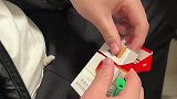 男生上课恶搞同桌，同桌半睡半醒把烟叼嘴里